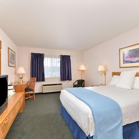 Americas Best Value Inn & Suites - Tahquamenon Country Newberry Exterior foto