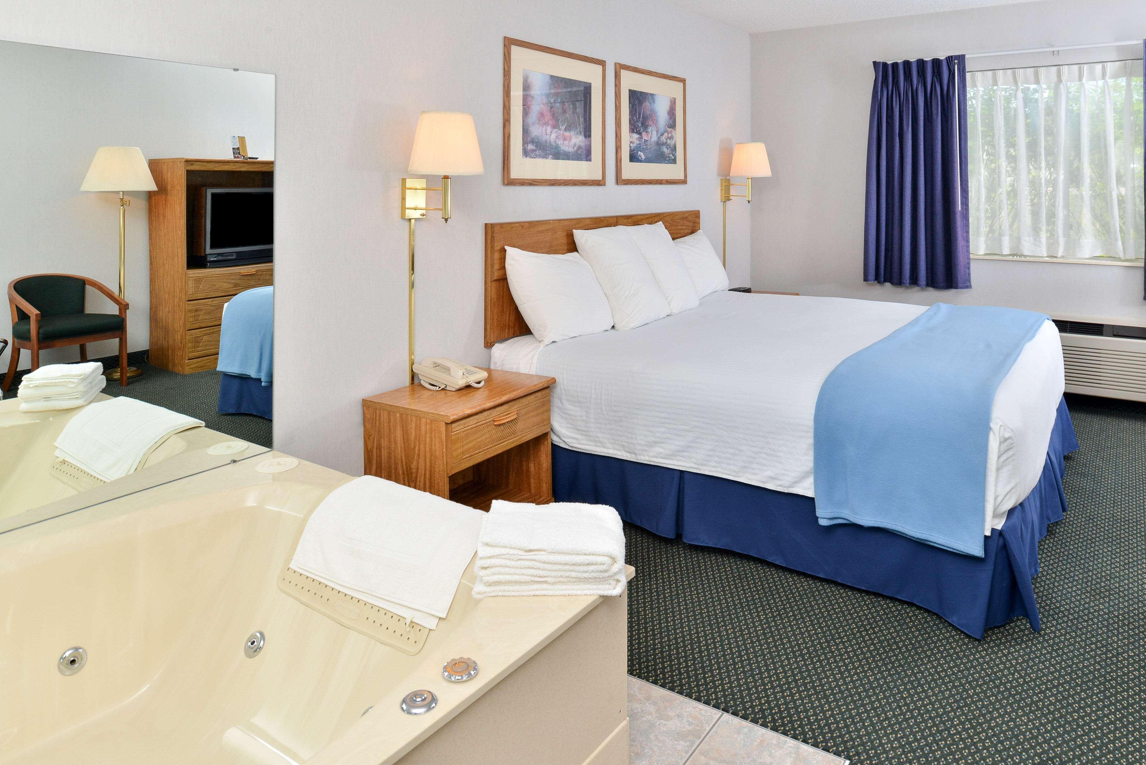 Americas Best Value Inn & Suites - Tahquamenon Country Newberry Exterior foto
