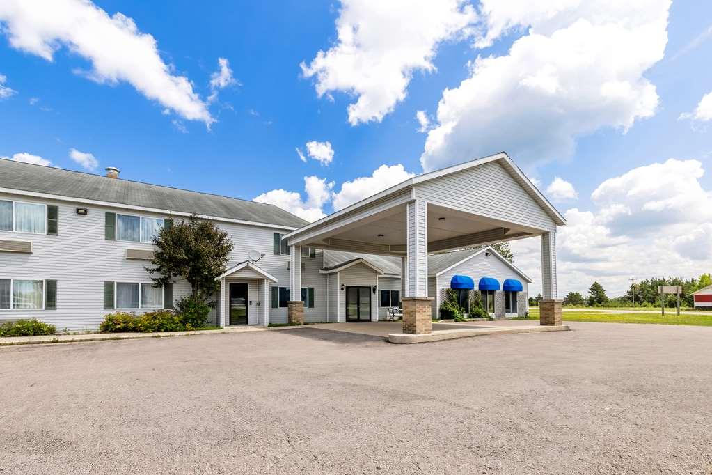 Americas Best Value Inn & Suites - Tahquamenon Country Newberry Exterior foto