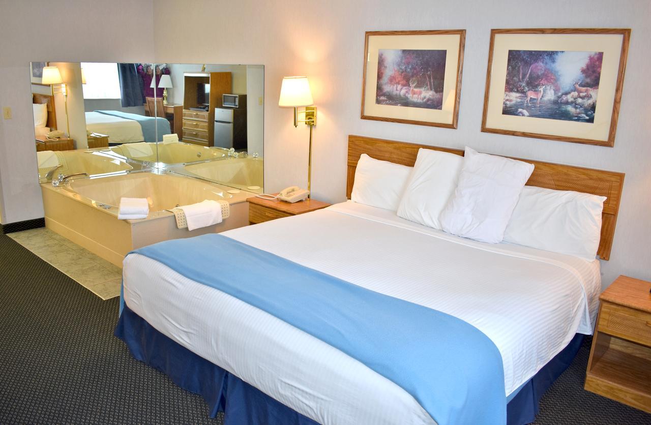 Americas Best Value Inn & Suites - Tahquamenon Country Newberry Exterior foto