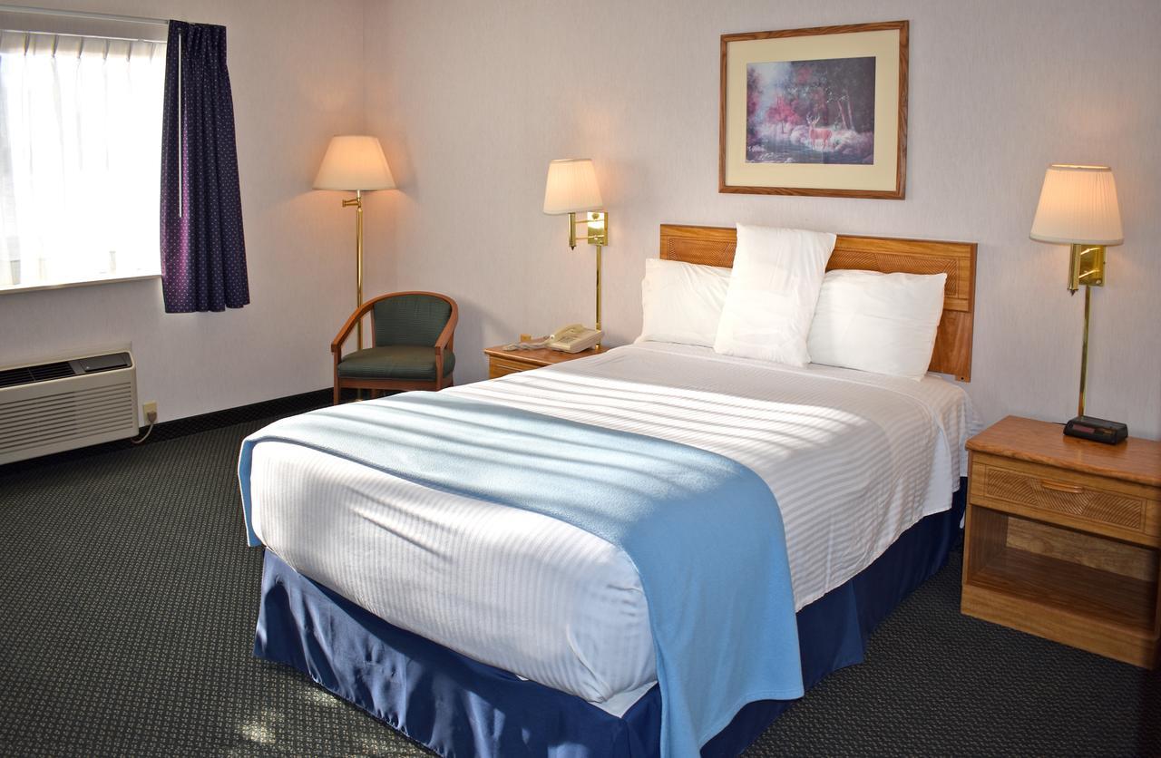 Americas Best Value Inn & Suites - Tahquamenon Country Newberry Exterior foto