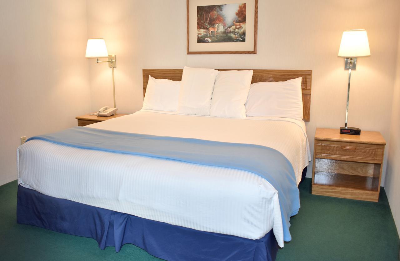 Americas Best Value Inn & Suites - Tahquamenon Country Newberry Exterior foto