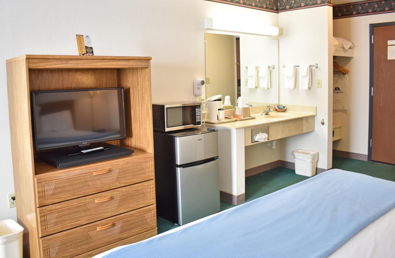 Americas Best Value Inn & Suites - Tahquamenon Country Newberry Exterior foto