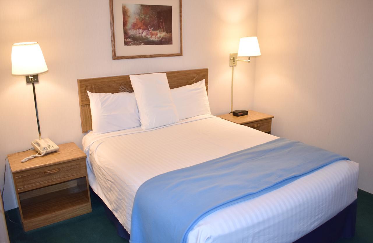 Americas Best Value Inn & Suites - Tahquamenon Country Newberry Exterior foto