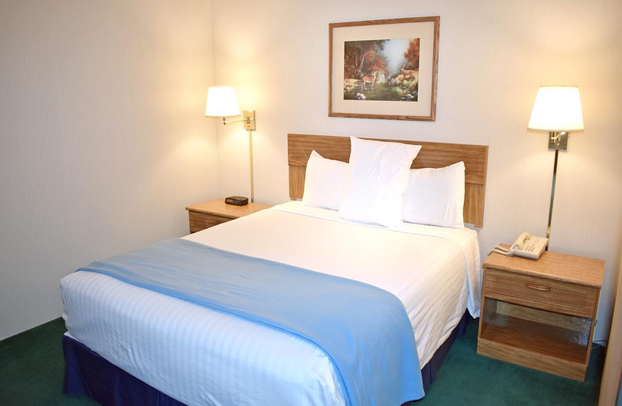 Americas Best Value Inn & Suites - Tahquamenon Country Newberry Exterior foto