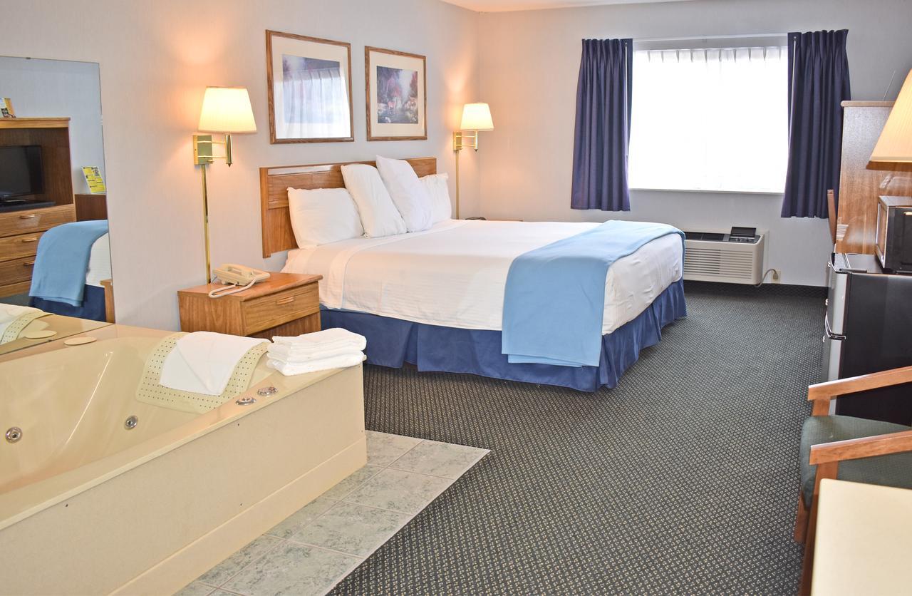Americas Best Value Inn & Suites - Tahquamenon Country Newberry Exterior foto